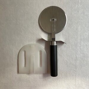 Pampered Chef Large Pizza Cutter Wheel with Blade Cover